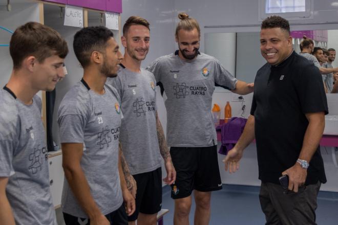 Borja y Ronaldo se saludan ante Toni, Anuar y Calero