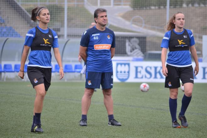 Gonzalo Arconada, entre Paola Soldevila y Ane Etxezarreta, en un entrenamiento en Zubieta. (Foto: Giovanni Batista).