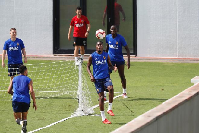 Kondogbia vuelve a los entrenamientos. (Foto: David González)