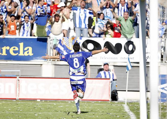 Antonio Hidalgo celebra un gol con el Málaga.