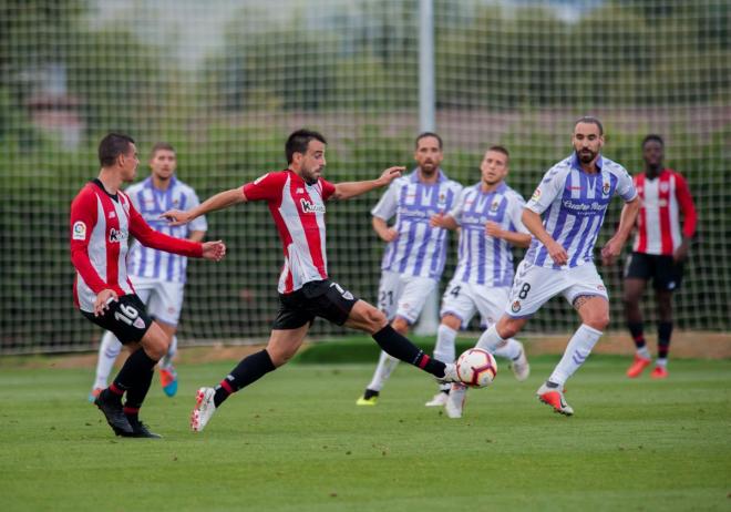 Beñat Etxeberria se intenta llevar un balón ante el Real Valladolid en Lezama (Foto: Athletic Club).