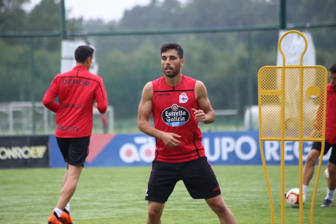 Bóveda calienta sobre el césped de 'El Mundo del Fútbol' de Abegondo (Foto: Iris Miquel).