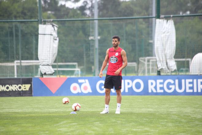 Bóveda trabaja sobre el césped de Abegondo en un entrenamiento del Deportivo (Foto: Iris Miquel).