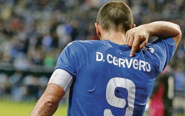 Cervero celebra un gol con la zamarra del Real Oviedo.