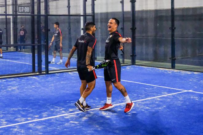 Banega y Roque Mesa celebran un punto jugando al pádel. (Foto: SFC).