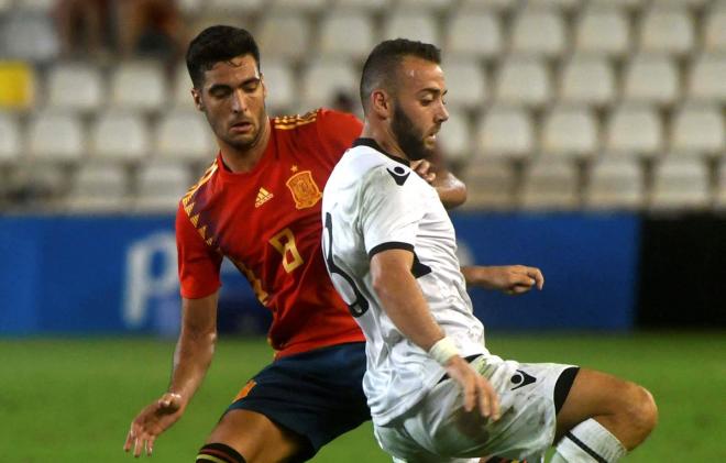Keidi Bare pelea con Mikel Merino durante el España-Albania sub 21.