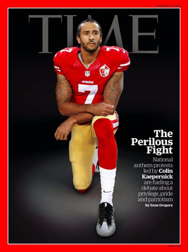 Colin Kaepernick hinca la rodilla ante la emisión del himno de Estados Unidos en la portada de Time.