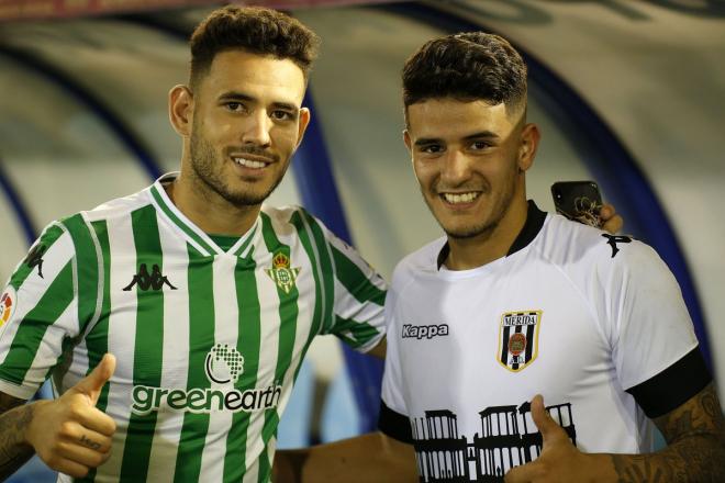 Tonny Sanabria posa junto a su hermano Joel tras el amistoso que el Betis jugó contra el Mérida (Foto: RBB).