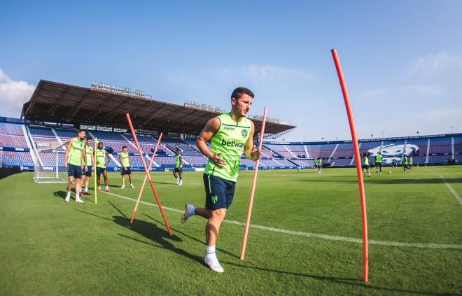 Bardhi, en un entrenamiento del Levante (Adolfo Benetó).