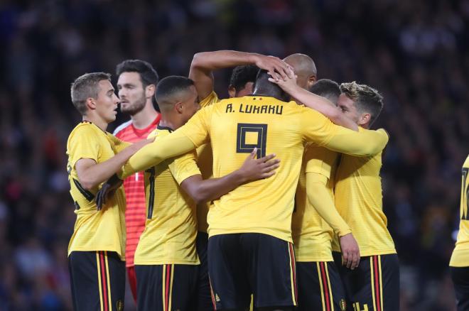Bélgica celebra uno de sus goles ante Escocia.