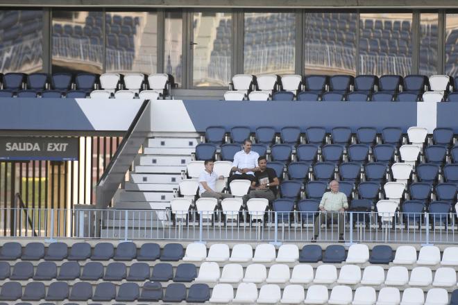 Caminero y algunos de sus ayudantes, presenciando un entrenamiento en La Rosaleda (Foto: Germán Pozo).