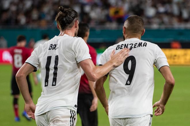 Gareth Bale felicita a Karim Benzema tras su gol en el Real Madrid-Manchester United de pretemporada.