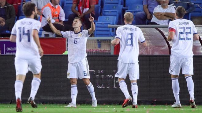 Denis Cheryshev señala al cielo tras su gol con Rusia a Turquía en la Nations League.