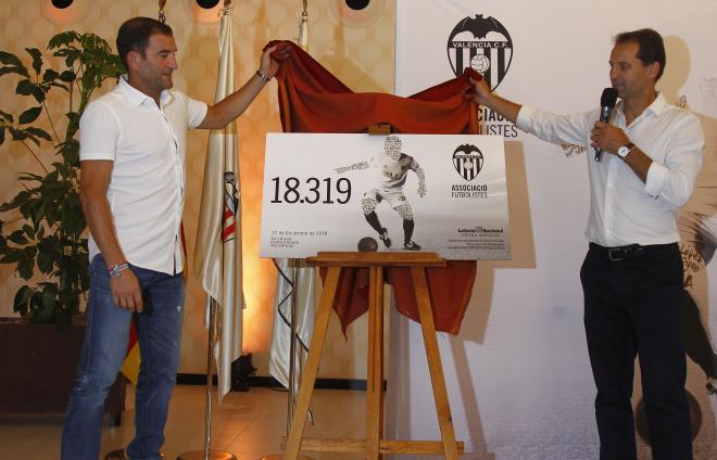 Camarasa y Giner descubren el número de lotería del Valencia CF. (Foto: Valencia CF)
