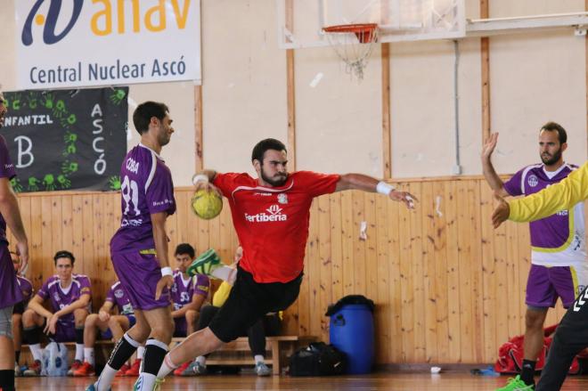 Iván, jugador del Balonmano Puerto Sagunto. (Foto: Pepa Conesa)