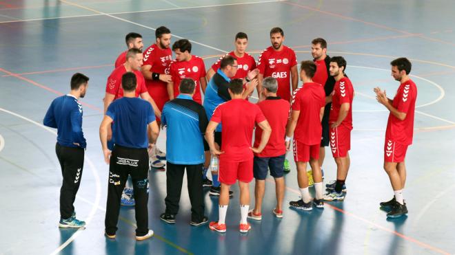 Jugadores y entrenador del GAES, en una foto de archivo.