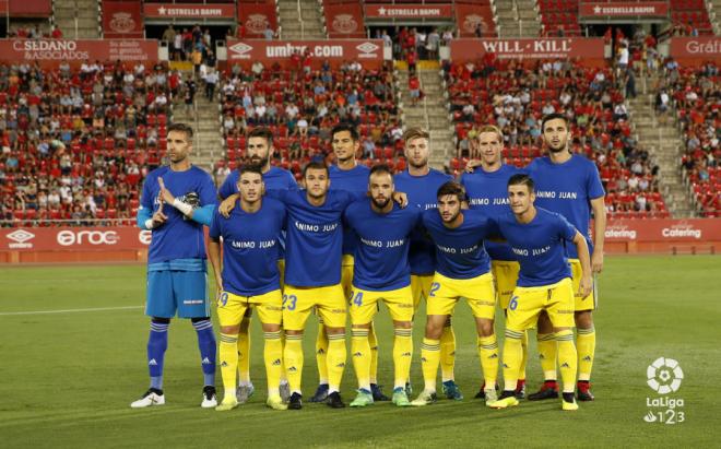 Los titulares del Cádiz llevan una camiseta de ánimos a Juan Hernández (Foto: LaLiga).