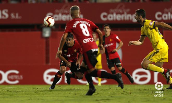 Kecojevic pelea un balón con Salva Sevilla del Mallorca (Foto: LaLiga).
