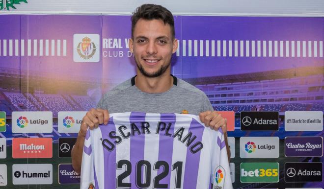 Óscar Plano posa con una camiseta conmemorativa de su renovación