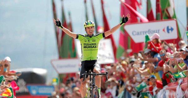 Óscar Rodríguez festeja su triunfo en La Vuelta.