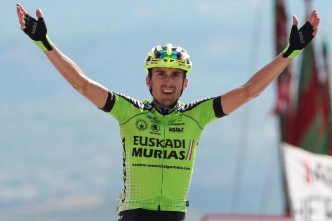 Oscar Rodríguez alza los brazos como vencedor en la cima de La Campeorona (Foto: Euskadi Murias).