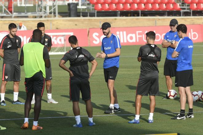 Pablo Machín da instrucciones en un entrenamiento (Foto: Sevilla FC).
