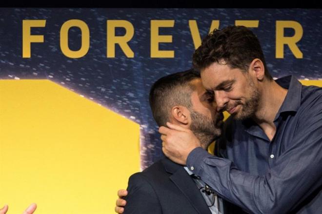 Pau Gasol abraza a Navarro en su despedida.