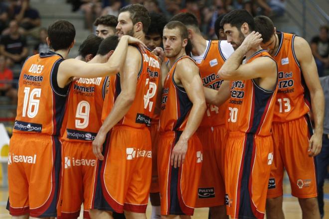Los jugadores del Valencia Basket, en el amistoso contra el UCAM Murcia (Miguel Ángel Polo).