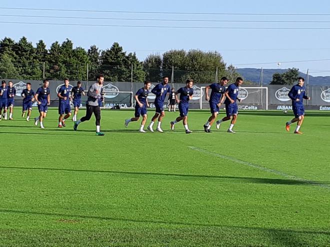 Los jugadores realizan carrera continua en A Madroa (Foto: A.B).