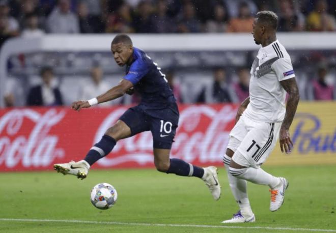 Mbappé remata delante de Boateng en el Alemania-Francia de la Liga de Naciones.