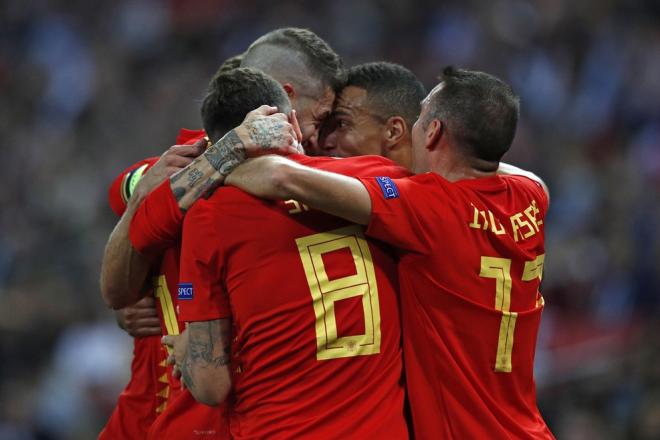 Los jugadores de la selección española se abrazan tras el gol de Rodrigo a Inglaterra.