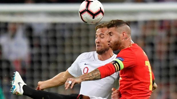 Harry Kane y Sergio Ramos pelean un balón durante el Inglaterra-España de la Liga de Naciones.
