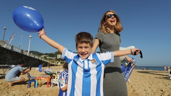 La Real celebró su 109 cumpleaños en la playa de Ondarreta (FOTO: Real Sociedad)