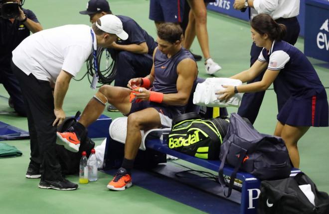 Rafa Nadal, atendido por los servicios médicos durante su partido con Del Potro en el US Open.