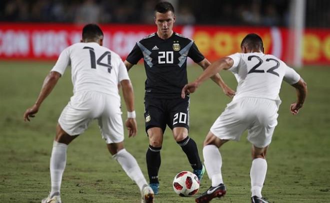 Lo Celso con la pelota ante dos defensores de Guatemala.