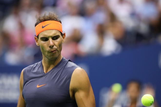 Rafa Nadal mira la bola en un lance del partido de semifinales del US Open ante Del Potro.