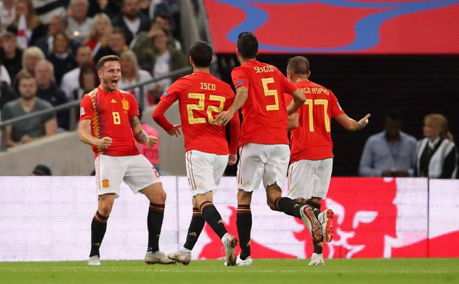 Saúl Ñíguez celebra mientras sus compañeros le buscan tras el gol de España ante Inglaterra.