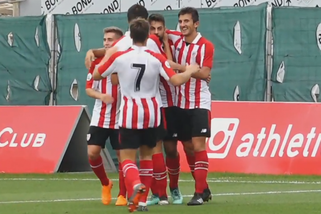 Villalibre es felicitado tras marcar el tercer gol del Bilbao Athletic.