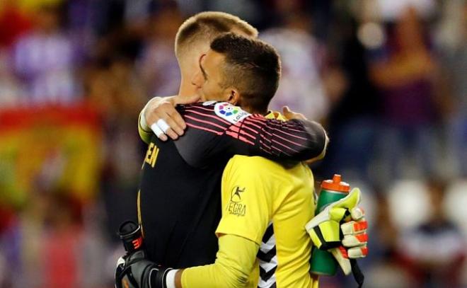 Ter Stegen y Masip se abrazan tras el partido entre Barcelona y Valladolid.
