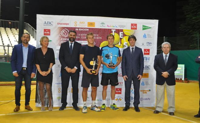 Los finalistas con sus trofeos de la Copa Sevilla de tenis.