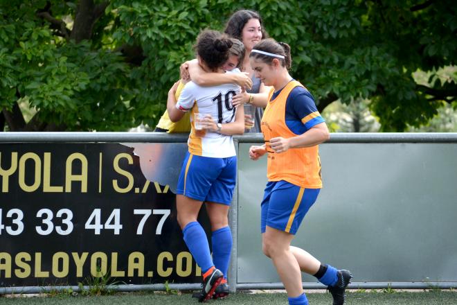 Vannesa Cartón celebrando su gol con el público. (Foto: Giovanni Batista)
