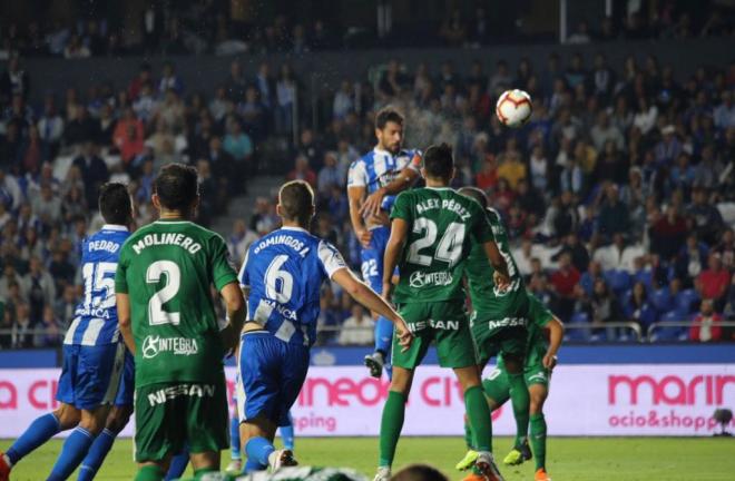 Remate de Pablo Marí que acaba en el gol del Dépor en la primera vuelta (Foto: Iris Miquel).