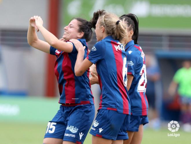Ivana Andrés celebra su gol en el Levante Femenino-Rayo (LaLiga).
