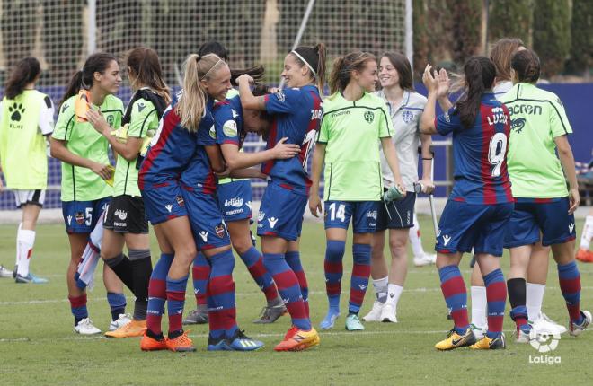 Maitane y Zornoza felicitan a Ivana Andrés por su gol en el Levante Femenino-Rayo Vallecano (LaLiga Santander).