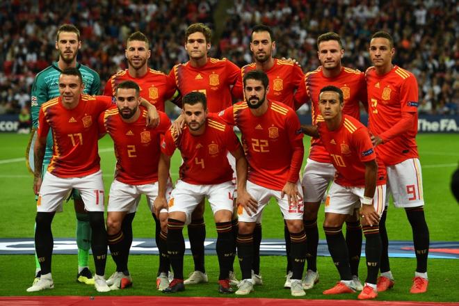 Los jugadores del once inicial de España ante Inglaterra en Wembley posan para los fotógrafos.