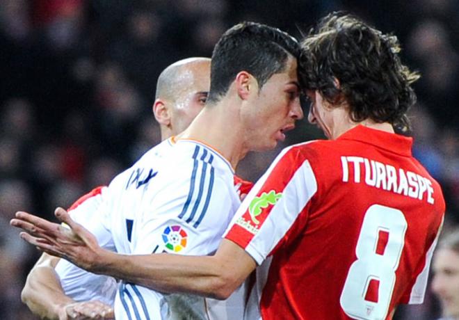 Cristiano Ronaldo le mete la cabeza en la cara a Ander Iturraspe. Ambos salen en el vídeo.