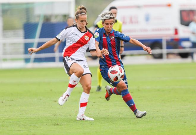 Sonia Bermúdez pugna por el balón durante el Levante Femenino-Rayo (Levante UD).