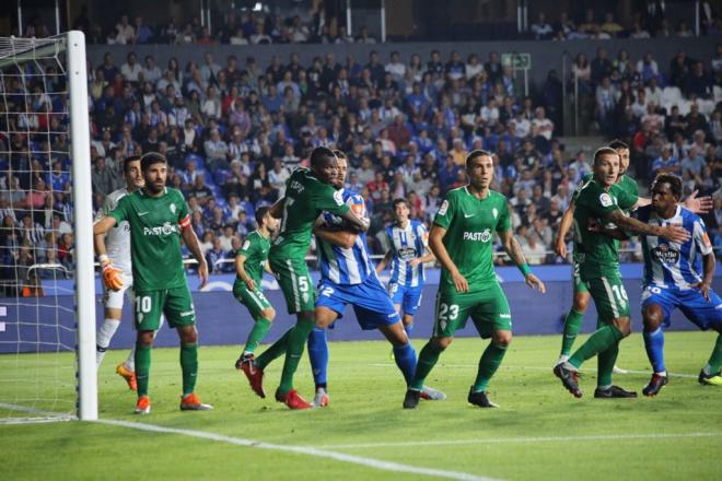 Futbolistas del Sporting en una acción del encuentro en Riazor (Foto: Iris Miquel).