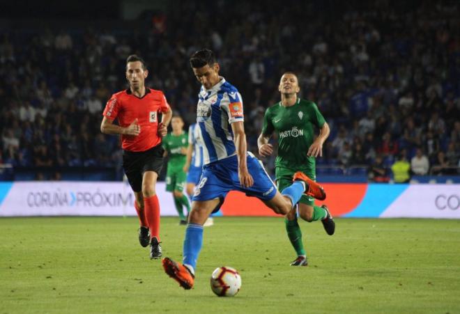 Vicente Gómez golpea el balón en el Dépor-Sporting (Foto: Iris Miquel).