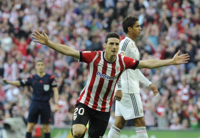 Aritz Aduriz celebra su gol al Real Madrid en San Mamés